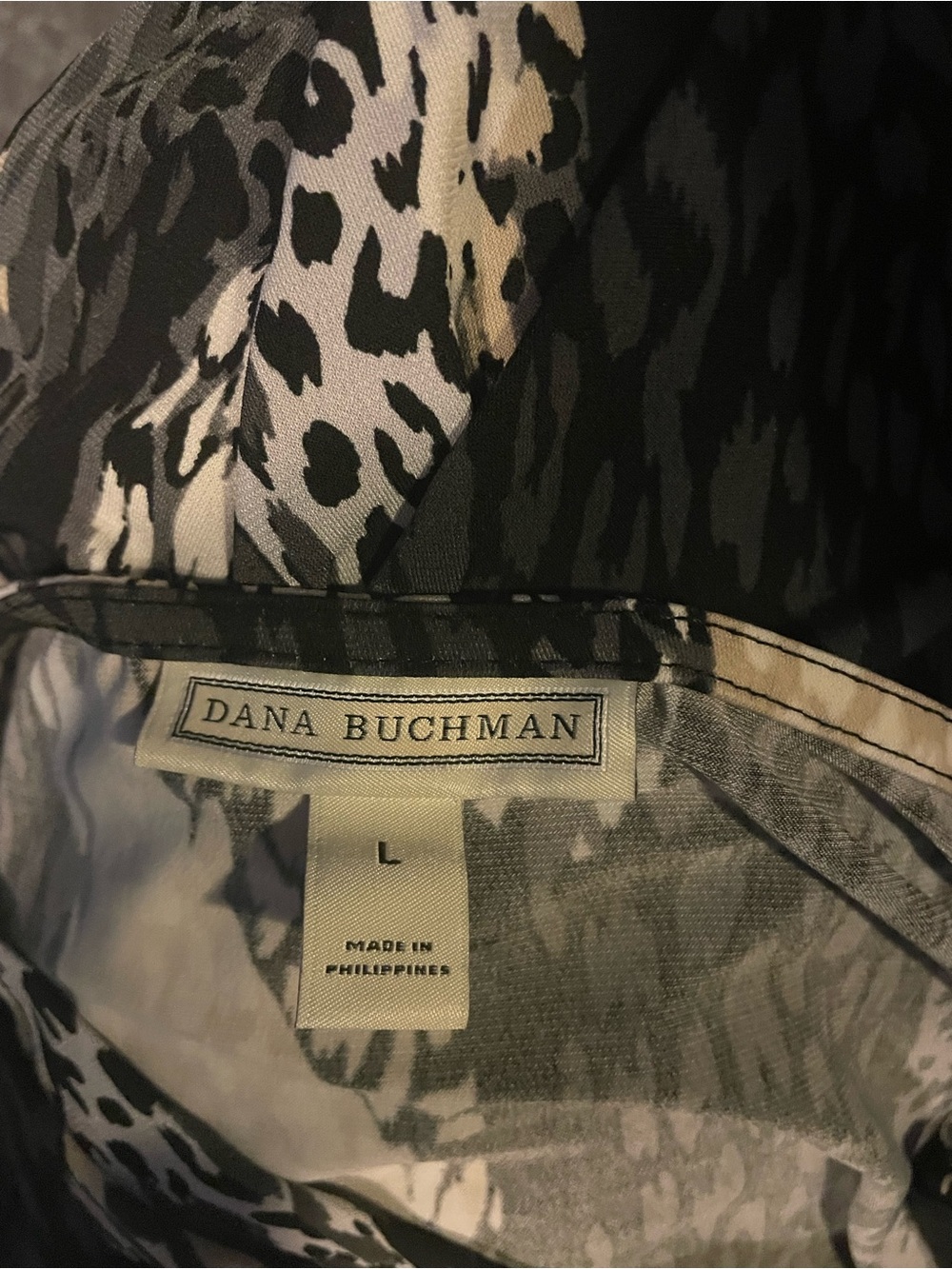 Dana Buchman Black & Cream Sleeveless V-Neck animal Printed Top - Picture 6 of 6